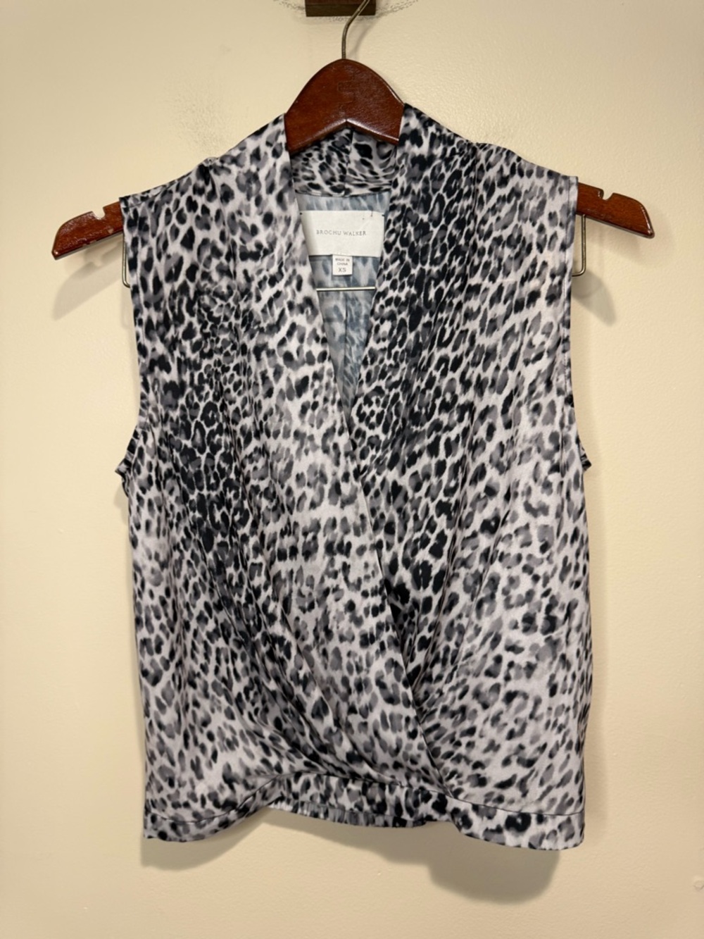 Brochu Walker sleeveless surplice v-neck blouse animal cheetah print size XS
